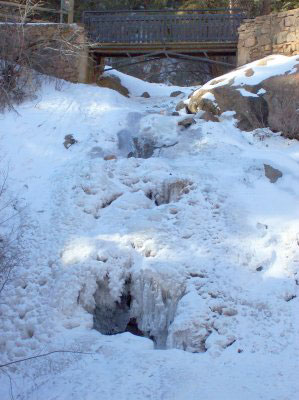 Helen Hunt Falls dressed in white for Christmas